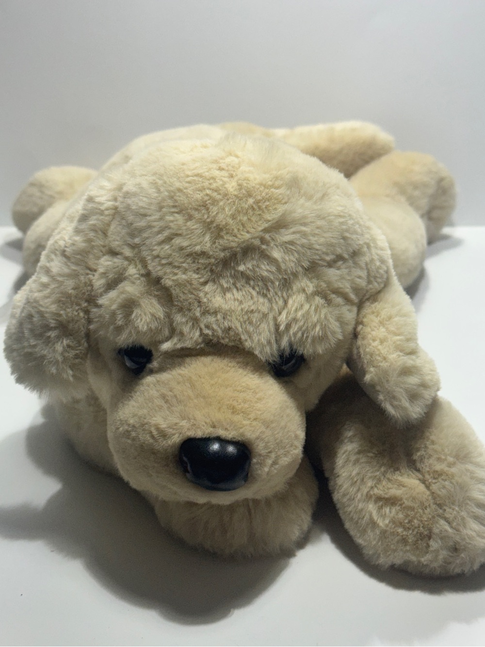 FAO Schwarz 20" Cream Labrador Retriever Dog Laying Down Plush Stuffed Animal